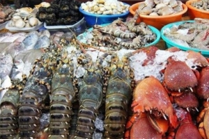 Giá cả thị trường 15/4: Siêu thị chuyển sang khuyến mãi thủy hải sản