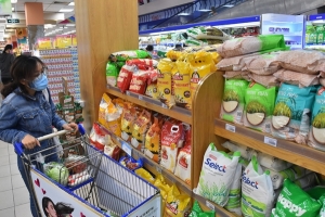 Giá cả thị trường 16/4: Siêu thị tăng cường khuyến mãi gạo, thực phẩm ăn liền