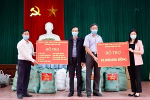 Hà Nội: Hỗ trợ nhu yếu phẩm cho các hộ dân bị cách ly ở thôn Đông Cứu