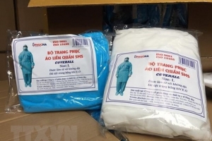 Khởi tố bị can, tạm giam một nhân viên bệnh viện bán quần áo phòng dịch giả