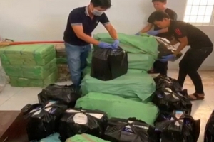 Bắt quả tang ô tô 7 chỗ vận chuyển 9.000 bao thuốc lá ngoại nhập lậu