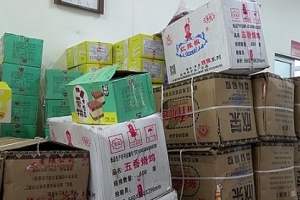 Hà Nội: Phát hiện xe ô tô vận chuyển 4 tấn bánh kẹo không rõ nguồn gốc