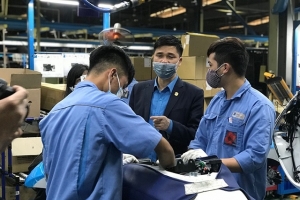 Khủng hoảng "kép" COVID-19: Ưu tiên giải bài toán việc làm để bảo vệ người lao động