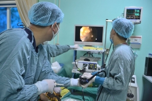 Nuốt phải dị vật bằng kim loại bé trai 4 tuổi phải nhập viện cấp cứu