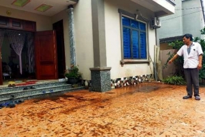 Vĩnh Phúc: Người dân lo sợ vì liên tục bị ném chất thải bẩn vào nhà