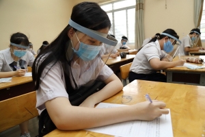 Thứ trưởng Bộ GD-ĐT: Không cần học sinh đeo mũ che gọt bắn trong lớp