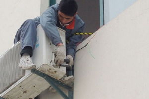 Thợ điều hòa bội thu những ngày nắng nóng