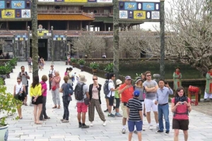 Đòn đau giáng xuống ngành du lịch, ô tô, dệt may