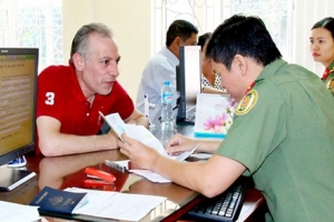 Khách quốc tế được tự động gia hạn tạm trú đến hết tháng 6