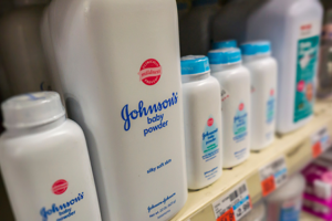 Johnson & Johnson chính thức ngừng bán sản phẩm phấn rôm