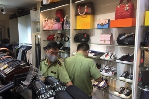 TP.HCM: Tạm giữ hàng trăm sản phẩm thời trang có dấu hiệu nhái các thương hiệu nổi tiếng