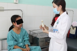 Sử dụng kem lột da cấp tốc, cô gái 17 tuổi mặt sưng phù, lở loét