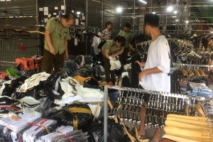 Thu giữ hàng trăm sản phẩm thời trang có dấu hiệu giả mạo thương hiệu