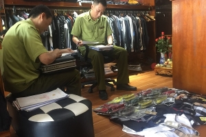 Lạng Sơn: Tạm giữ nhiều sản phẩm quần áo có dấu hiệu giả mạo nhãn hiệu được bảo hộ
