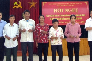 Phú Thọ: Trao tặng thẻ BHYT cho hộ cận nghèo