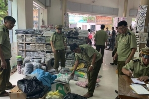 Kiểm tra 7 cửa hàng, tạm giữ hơn 33.000 sản phẩm nghi giả mạo nhãn hiệu nổi tiếng