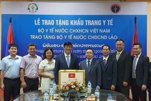 Bộ Y tế Việt Nam tặng Bộ Y tế Lào 200.000 khẩu trang y tế
