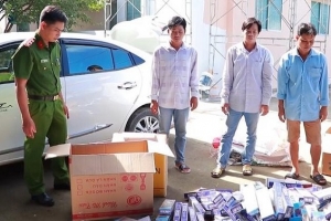 Chặn đứng xe ô tô chở 4.000 gói thuốc lá được ngụy trang trong các bao tải chứa thức ăn cho cá