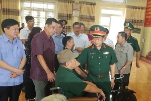 Phó Chủ tịch Quốc hội Đại tướng Đỗ Bá Tỵ thăm hỏi và tặng quà các thương, bệnh binh tại tỉnh Phú Thọ