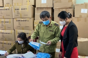 Cục QLTT Hà Nội chỉ đạo tiếp tục duy trì việc trang bị nước sát khuẩn tay