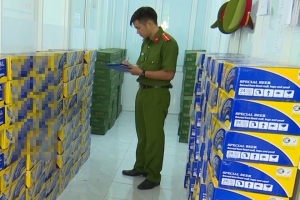 An Giang: Bắt giữ xe tải chở hàng trăm thùng bia nhập lậu