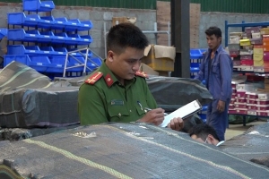 Bắt giữ kho hàng giày dép số lượng lớn không rõ nguồn gốc tại Lào Cai
