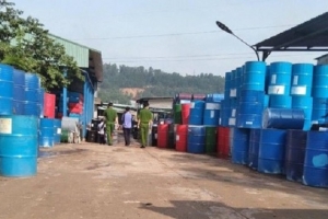 Phát hiện gần 1.000 thùng phuy sắt, can nhựa nhiễm hóa chất nguy hại
