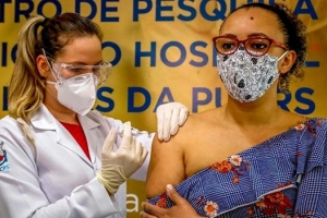 Hàng loạt bác sĩ ở Trung Quốc tiêm vaccine Covid-19 để thử nghiệm