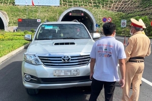 Đà Nẵng: Dừng lại đón khách, tài xế và chủ xe bị phạt 10 triệu đồng