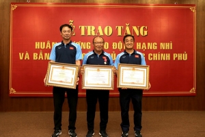 Thủ tướng Chính phủ trao tặng Huân chương lao động hạng Nhì cho HLV Park Hang-seo