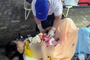 Đang khai báo y tế tại chốt kiểm dịch, sản phụ bất ngờ chuyển dạ sinh con