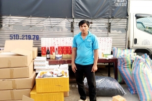 An Giang: Bắt giữ xe ô tô tải vận chuyển 13.800 bao thuốc lá cùng rượu ngoại, dầu... nhập lậu