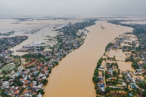 Mưa lũ làm 32 người chết, mất tích và hơn 100.000 ngôi nhà bị ngập nước