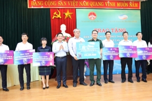 Vĩnh Phúc: Trao tặng điện thoại cho 302 hộ nghèo thiếu hụt chỉ số “Tài sản phục vụ tiếp cận thông tin”