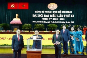 TP.HCM: Đại hội Đảng bộ khóa XI, các đại biểu đóng góp ủng hộ đồng bào bị bão lũ miền Trung