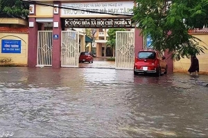 Nghệ An: Mưa lớn khiến nhiều trường phải cho học sinh nghỉ