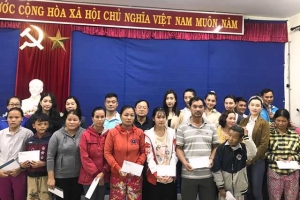 Thừa Thiên- Huế: Đoàn cứu trợ có nhiều hoa hậu, á hậu đến huyện Phú Lộc