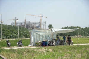 Nhiều tuyến đường Hà Nội ngập rác thải vì dân chặn vào bãi rác Nam Sơn