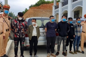 Chặn 3 xe ô tô chở 20 người nhập cảnh trái phép trên cao tốc Hà Nội - Hải Phòng
