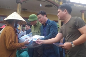 Chia sẻ khó khăn với đồng bào miền Trung bị lũ lụt