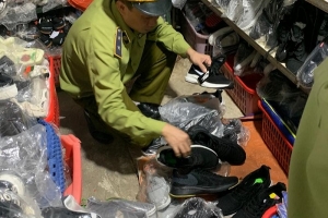 Lạng Sơn: Thu giữ 20 đôi giầy thể thao nam có dấu hiệu giả mạo nhãn hiệu Nike