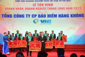 VNI vinh dự đón nhận cờ thi đua, bằng khen và cúp Thăng Long của UBND TP. Hà Nội