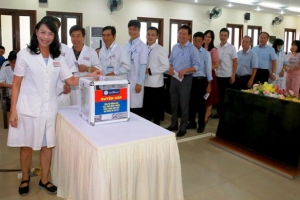 Bệnh viện Trung ương Huế tổ chức khám, tặng quà và phát thuốc miễn phí cho hơn 3.000 người dân vùng lũ lụt