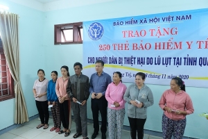 BHXH Việt Nam tặng thẻ BHYT cho người dân tại tỉnh Quảng Trị