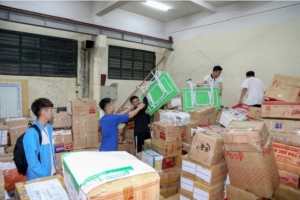 Tập trung ưu tiên tặng sách vở cho học sinh vùng lũ miền Trung