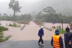 Kon Tum: 2 cầu treo bị cuốn trôi, hàng ngàn người dân bị cô lập gặp nhiều khó khăn