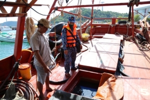Bộ Tư lệnh Vùng Cảnh sát biển 4 bắt giữ tàu chở 50.000 lít dầu DO không rõ nguồn gốc