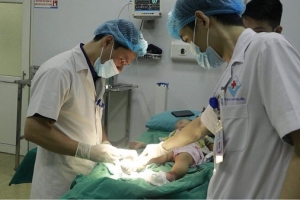 Đắp thuốc nam chữa bỏng, hai chân bé 17 tháng nhiễm trùng nặng
