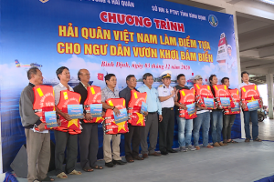 Bình Định: Chương trình 'Hải quân Việt Nam làm điểm tựa cho ngư dân vươn khơi bám biển'