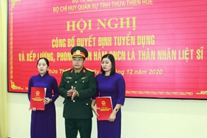 Thừa Thiên Huế: Hai thân nhân liệt sĩ ở Rào Trăng được tuyển dụng quân nhân chuyên nghiệp